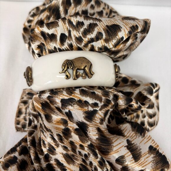 Porcelaine Cuff Bracelet with 5 Brass Elephant Details - Picture 7 of 9